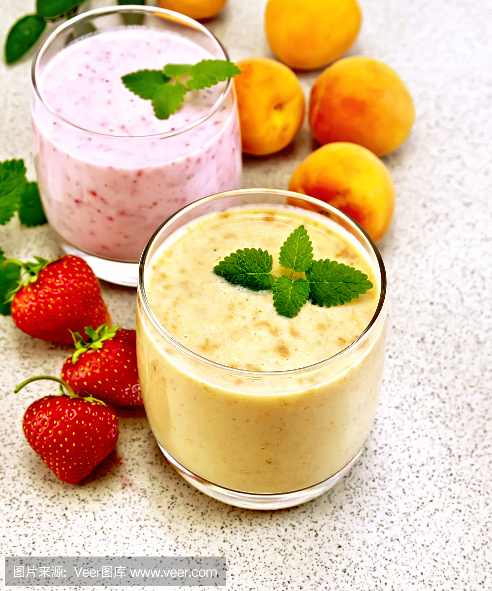 奶昔杏和花岗岩桌上的草莓
