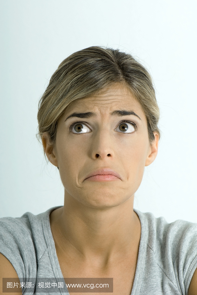 皱眉头,皱着眉头,眉头紧锁,苦逼