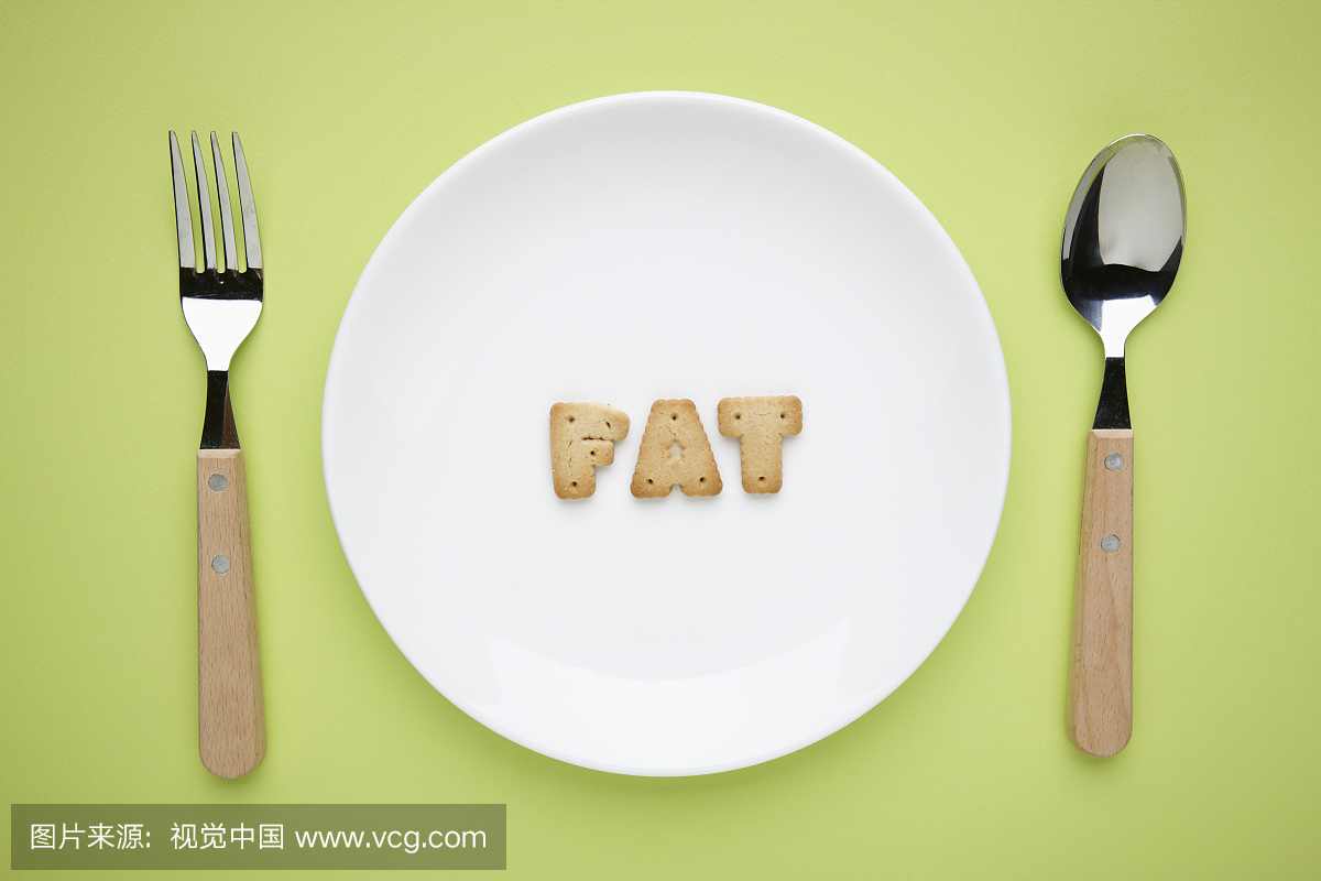 脂肪用饼干写在盘子上