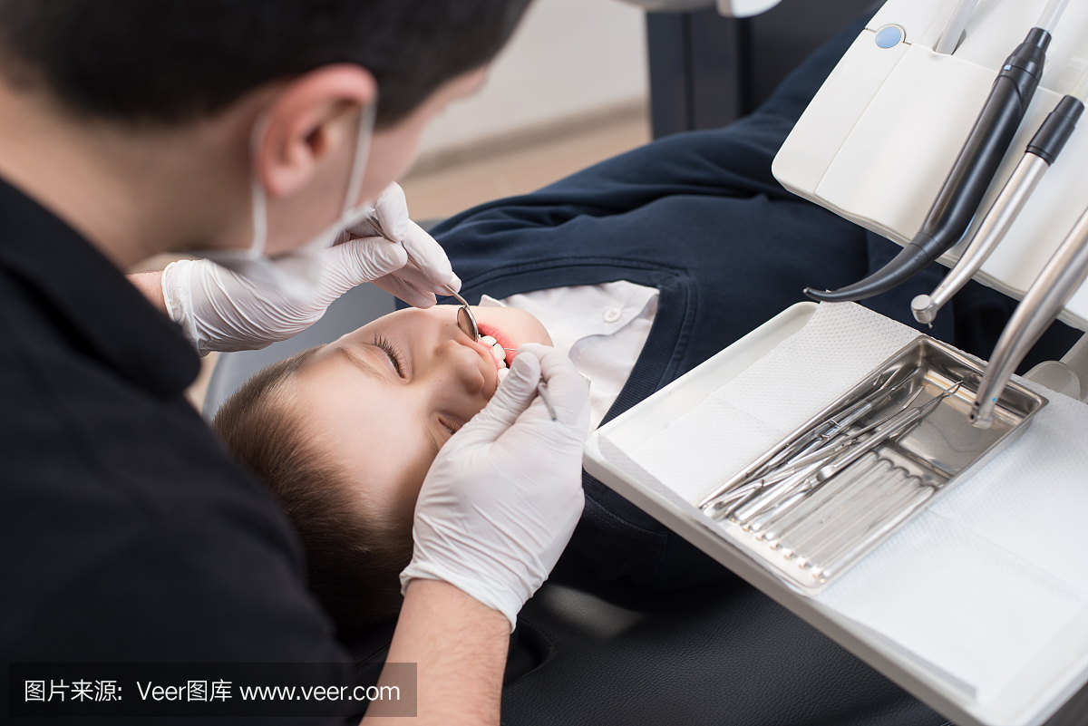 牙医检查牙科诊所使用牙科工具 - 探头和镜子的