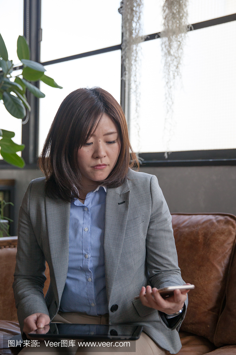 日本女商人接电话