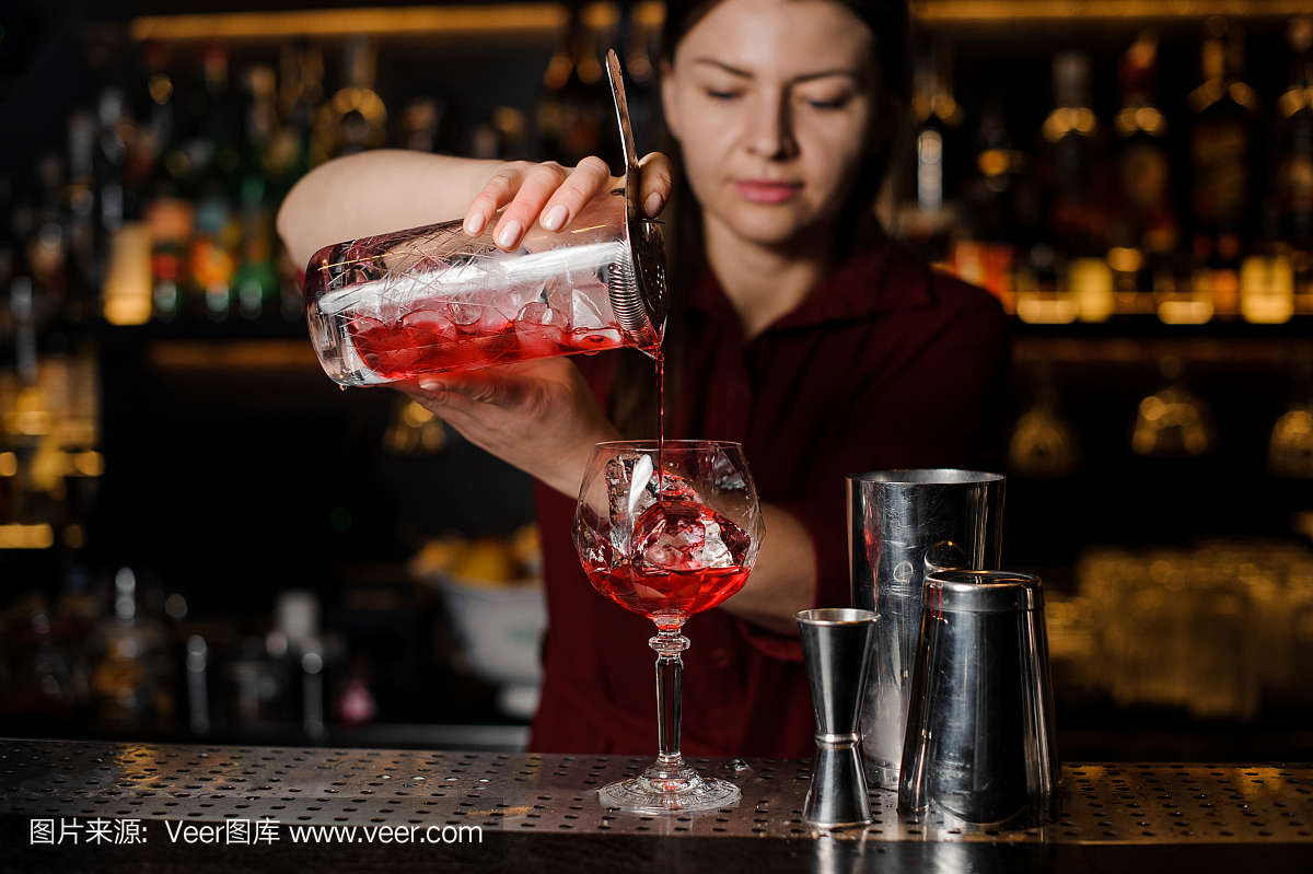 做酒吧女孩新鲜淡红色鸡尾酒