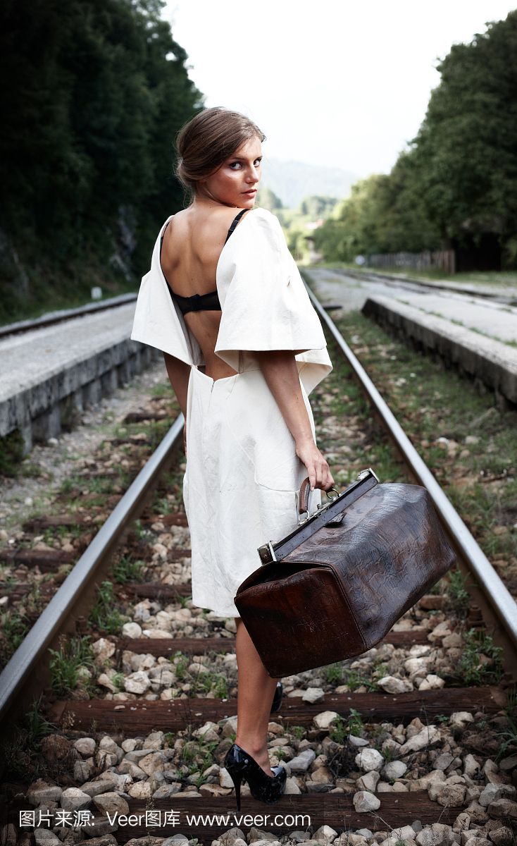 有吸引力的长头发黑发在火车站