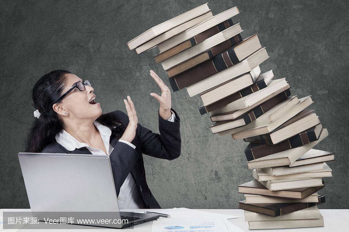 落下的表情抱着一本担心的书代替女人包的头像图片