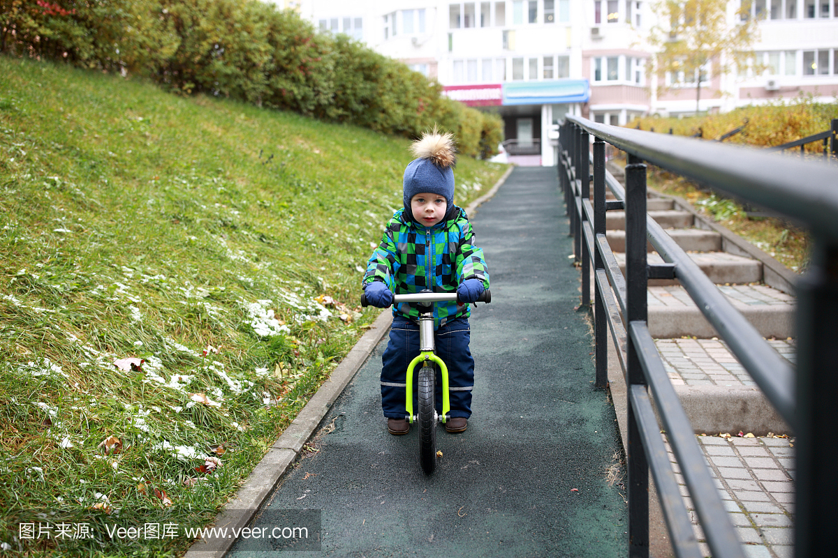 骑在平衡自行车上的孩子