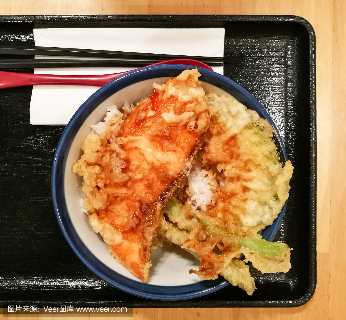 炸三文鱼,扁豆和切片南瓜腱日本料理