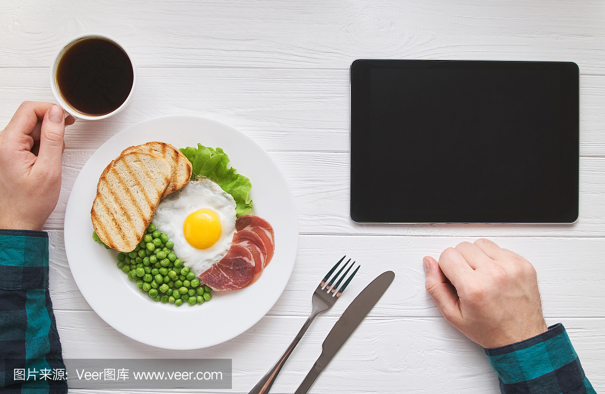 健康的早餐概念与平板电脑设备空白屏幕的文字