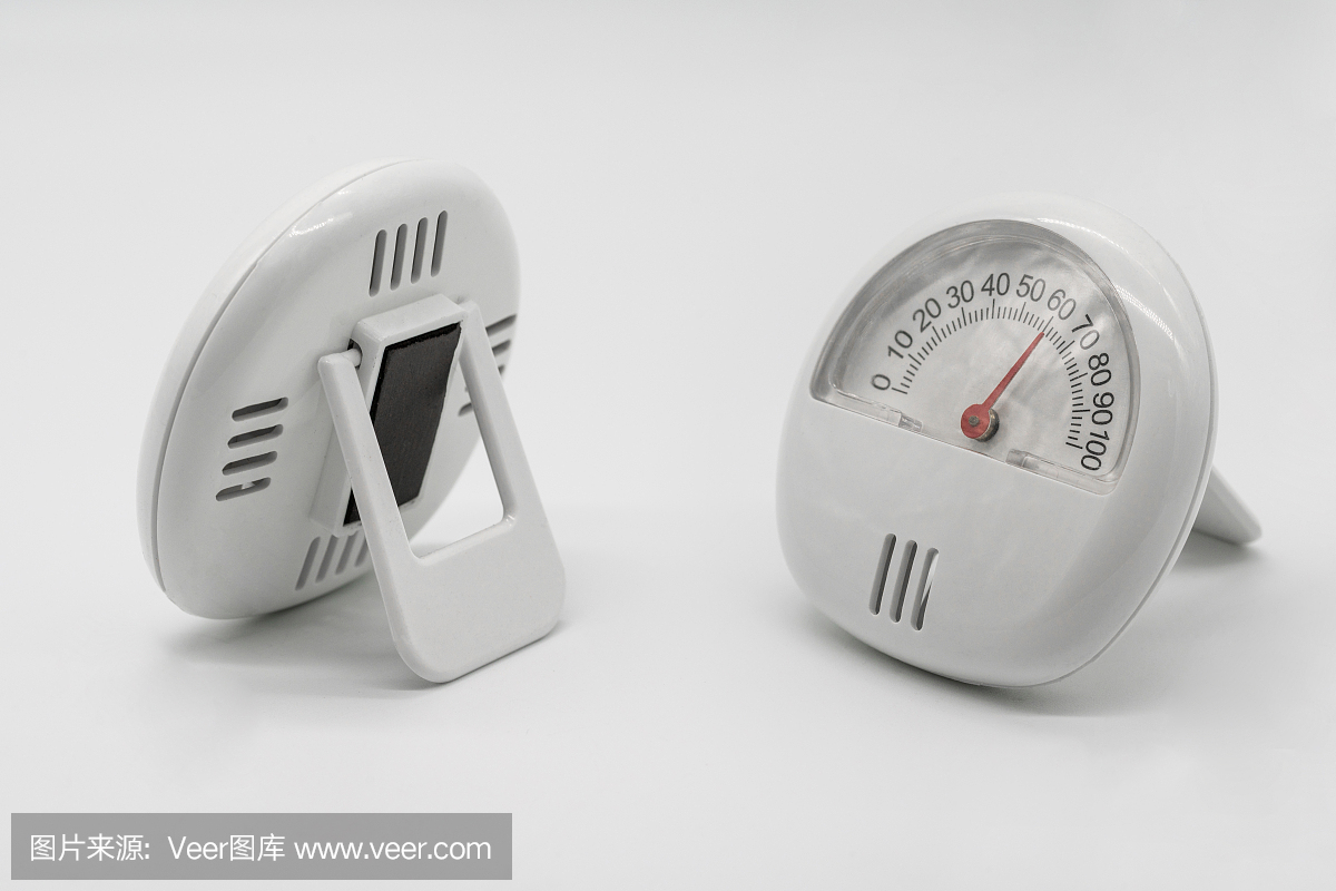 模拟家庭温度计和湿度计与孤立的白色背景上的