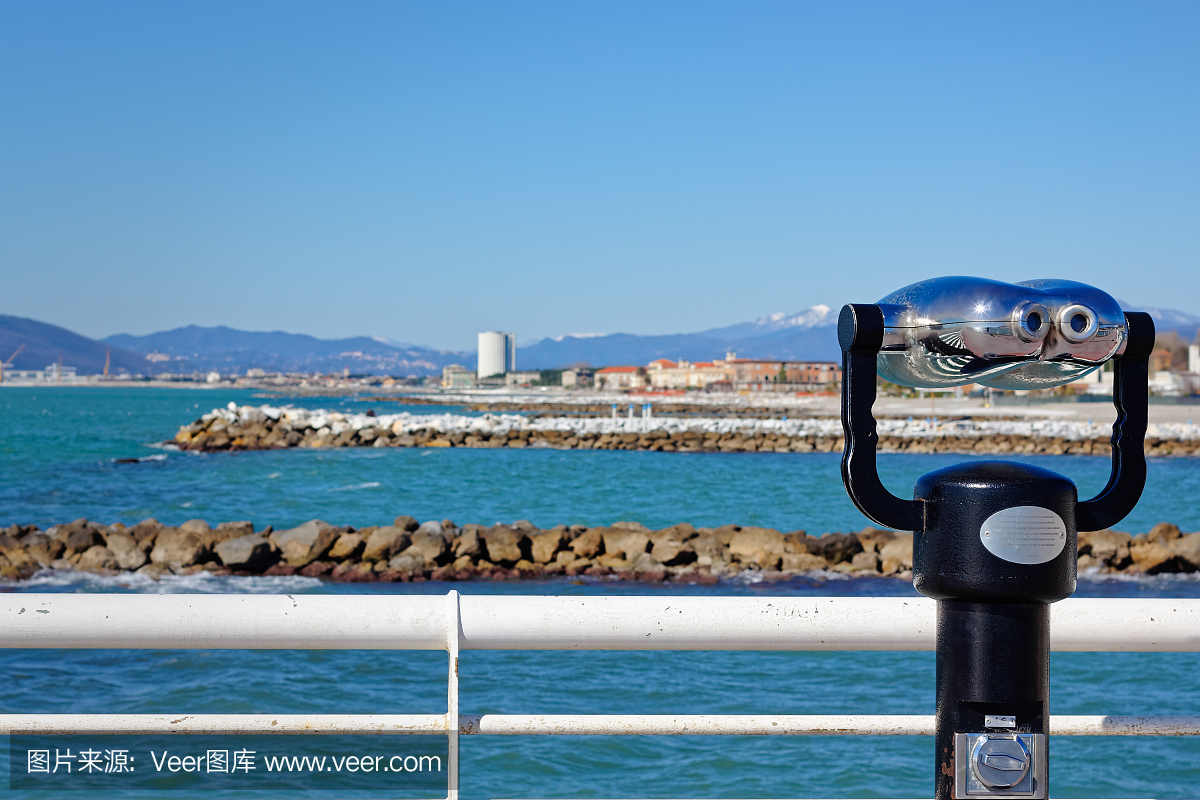 双筒望远镜支付马萨码头海岸的视线