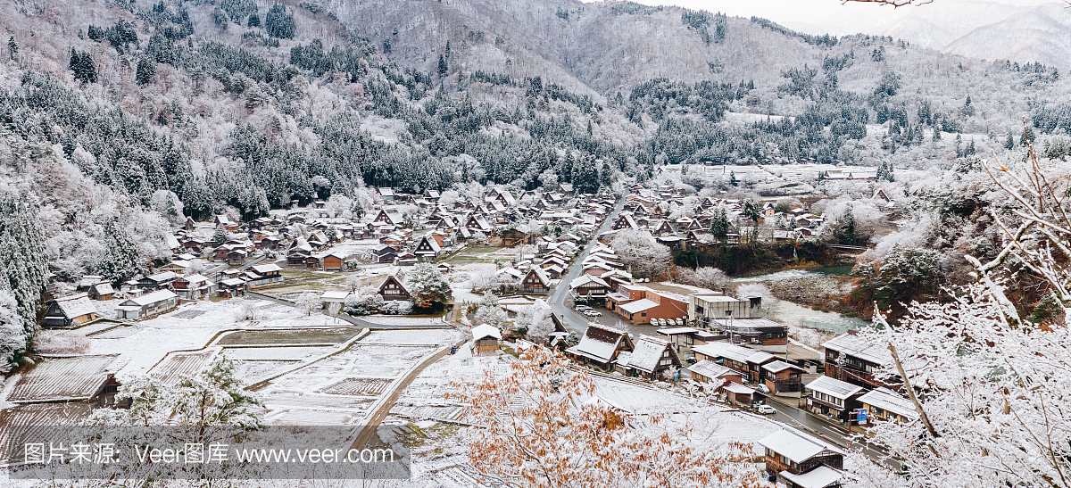 在11月下旬的白川村秋季到冬季全景拍摄