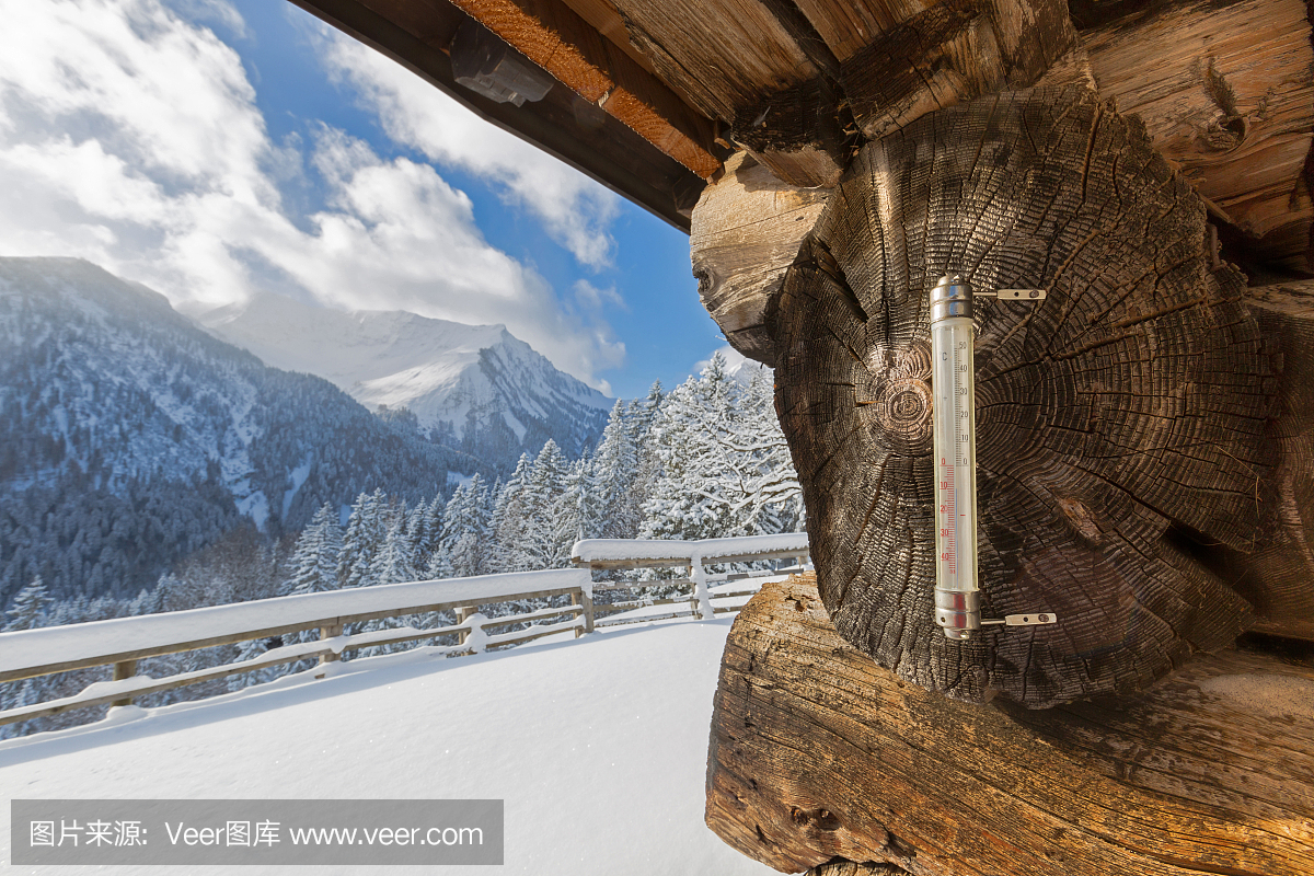 室外温度计在奥地利,欧洲的寒冷冬季显示零摄