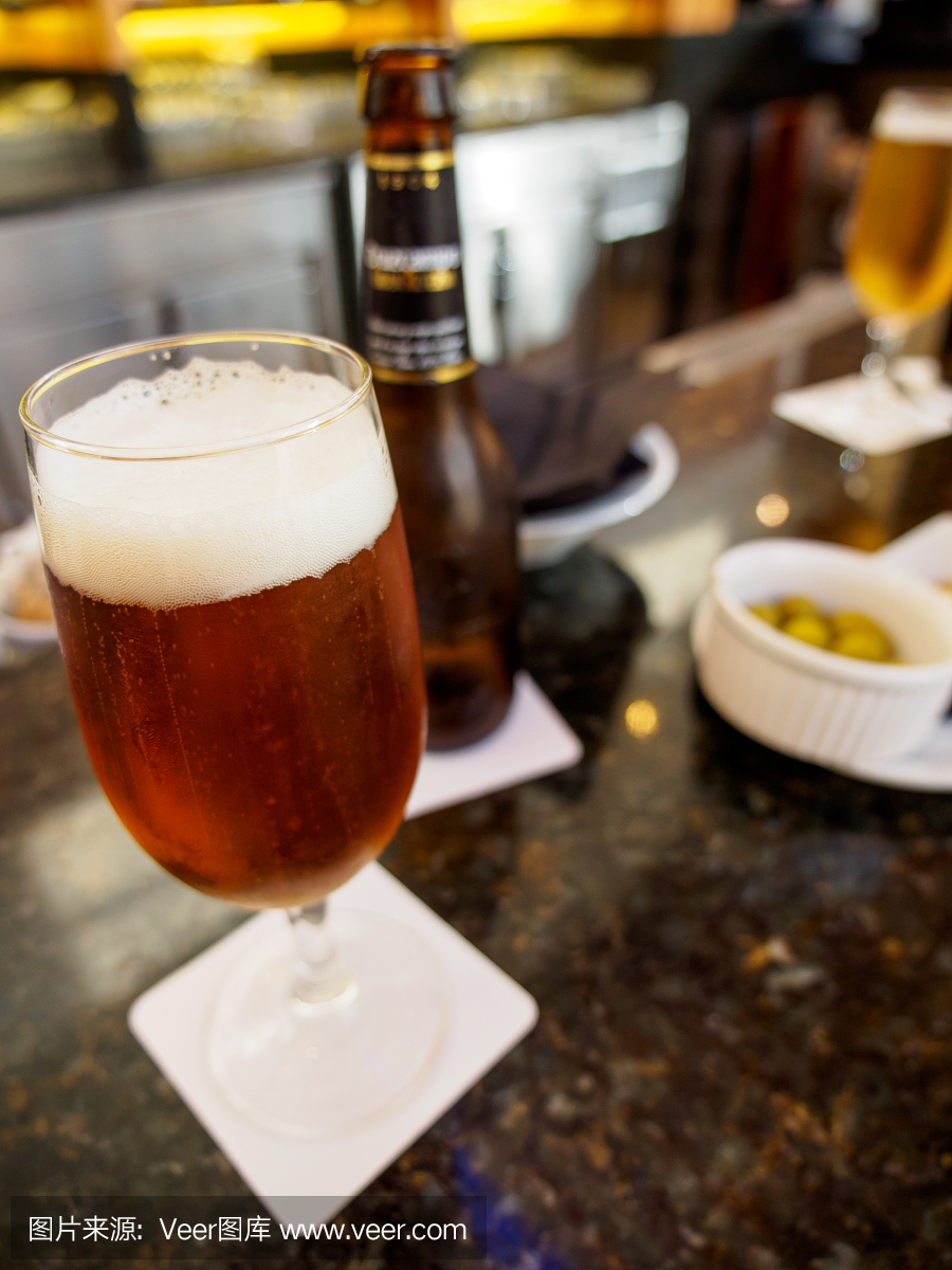 在酒吧柜台,瓦伦西亚,西班牙塞尔杯啤酒啤酒