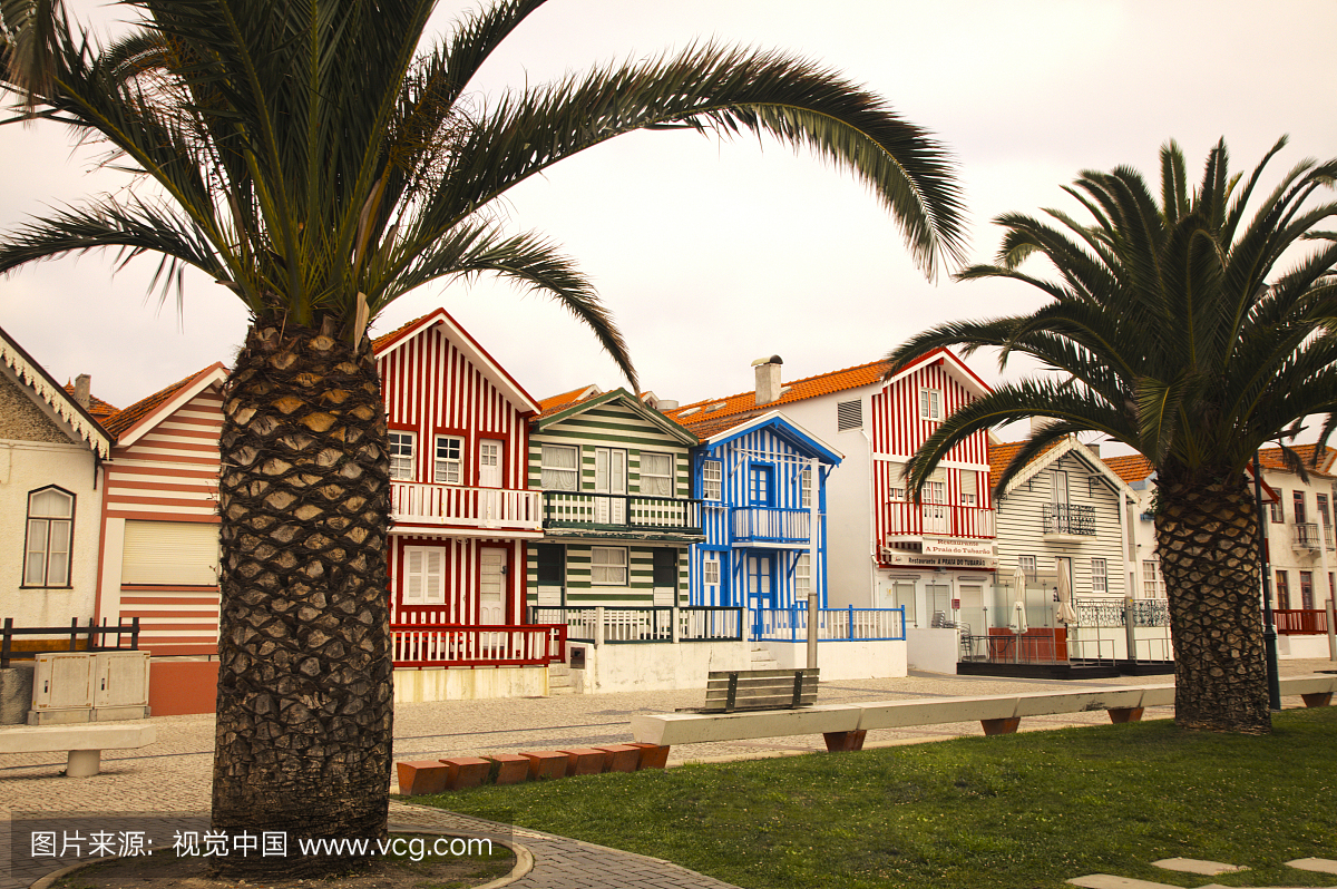 沿着街道的条纹房子,Praia Da Costa Nova,葡萄牙