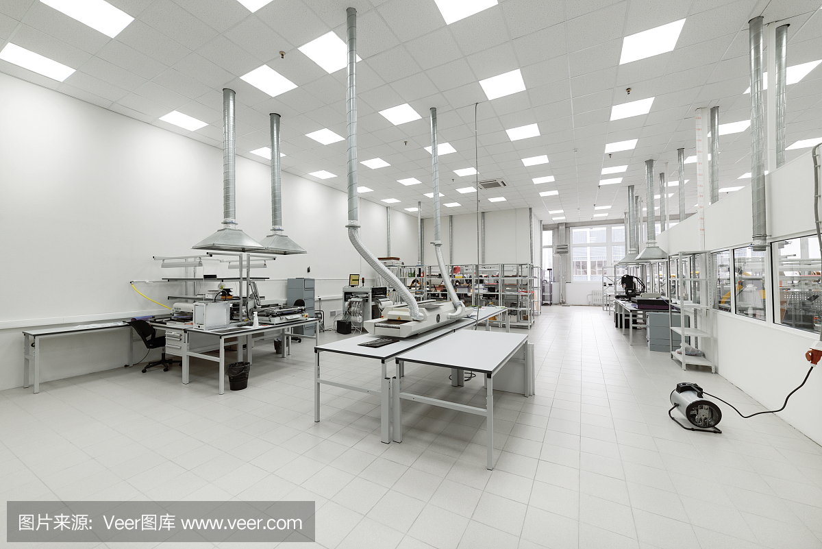 清洁生产室。工业电子产品制造