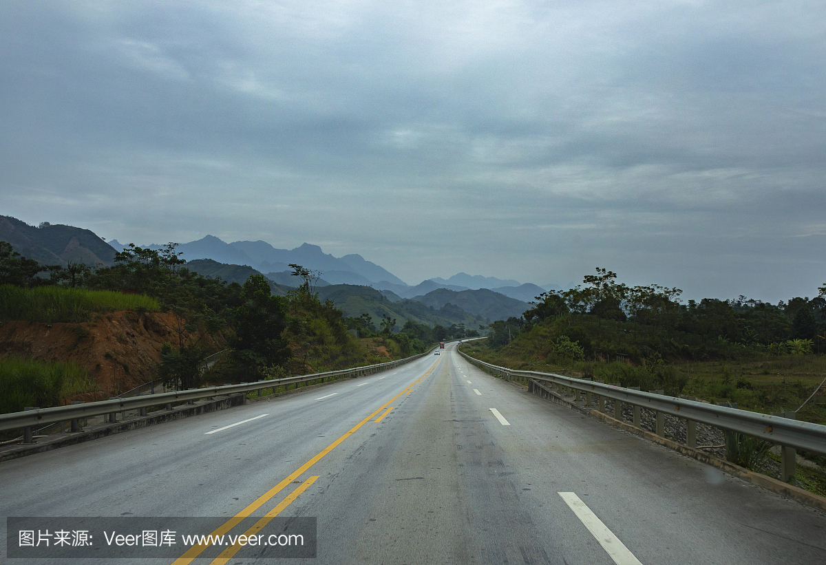 新公路从河内到越南北部的老挝省的街道视图