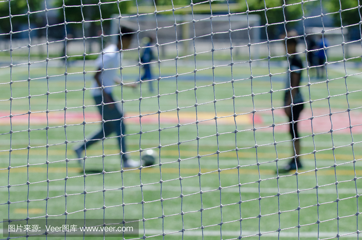 足球运动员的目标网在他们面前