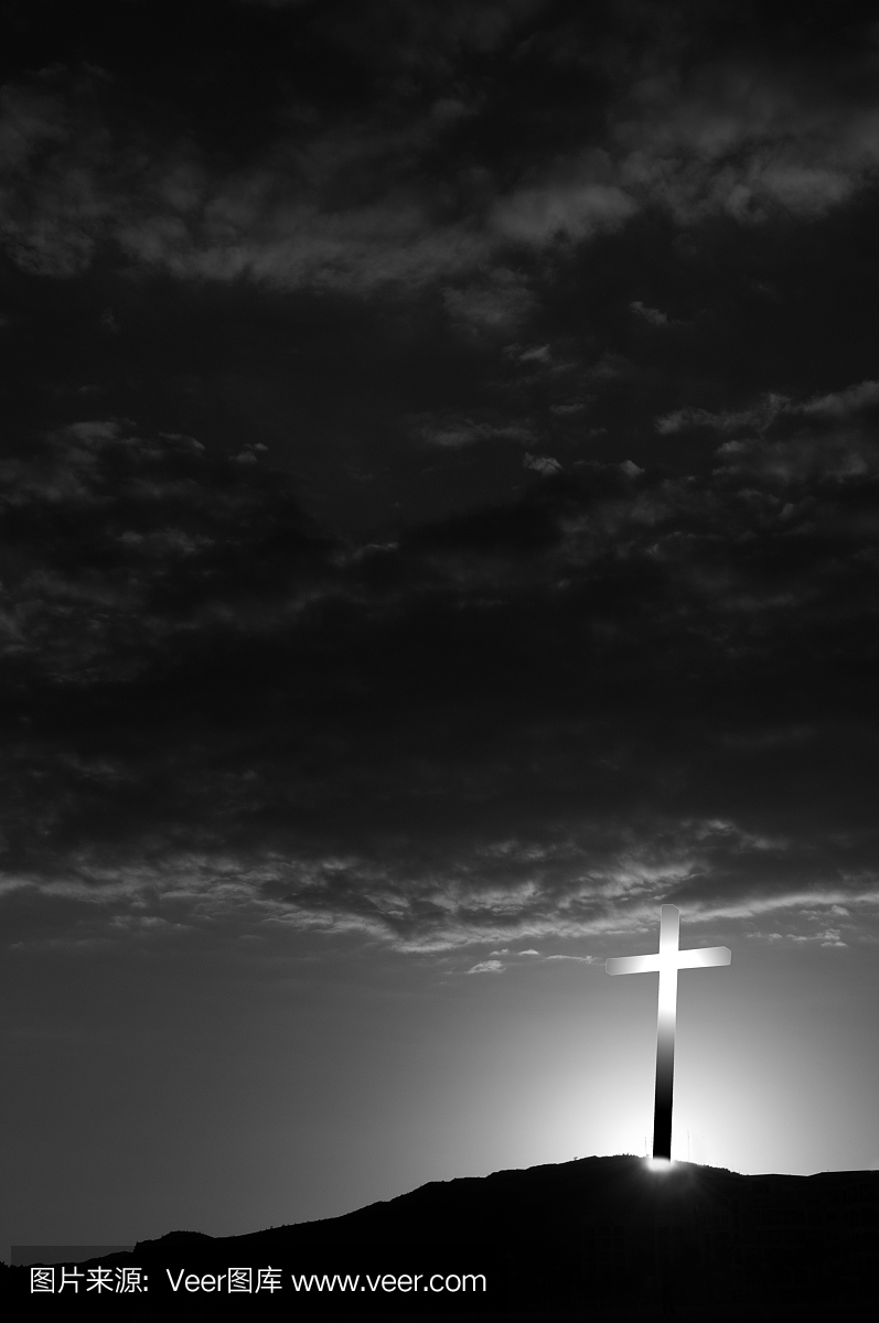 发光的白色十字架在耶稣受难节黑色和白色。