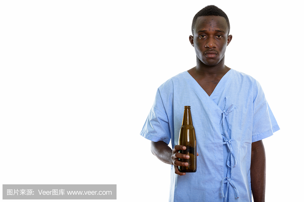 工作室射击的年轻黑人非洲人的病人拿着一瓶啤