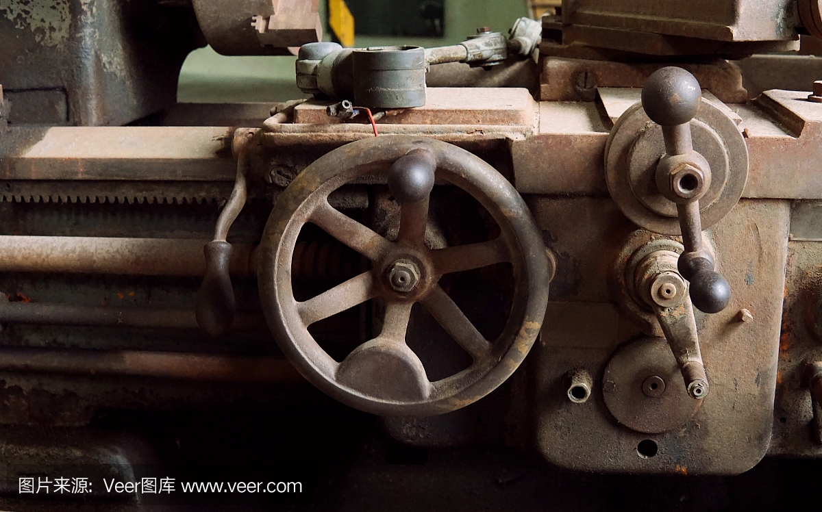 旧机齿轮与几个螺丝尺寸的图像。放弃工厂遗留