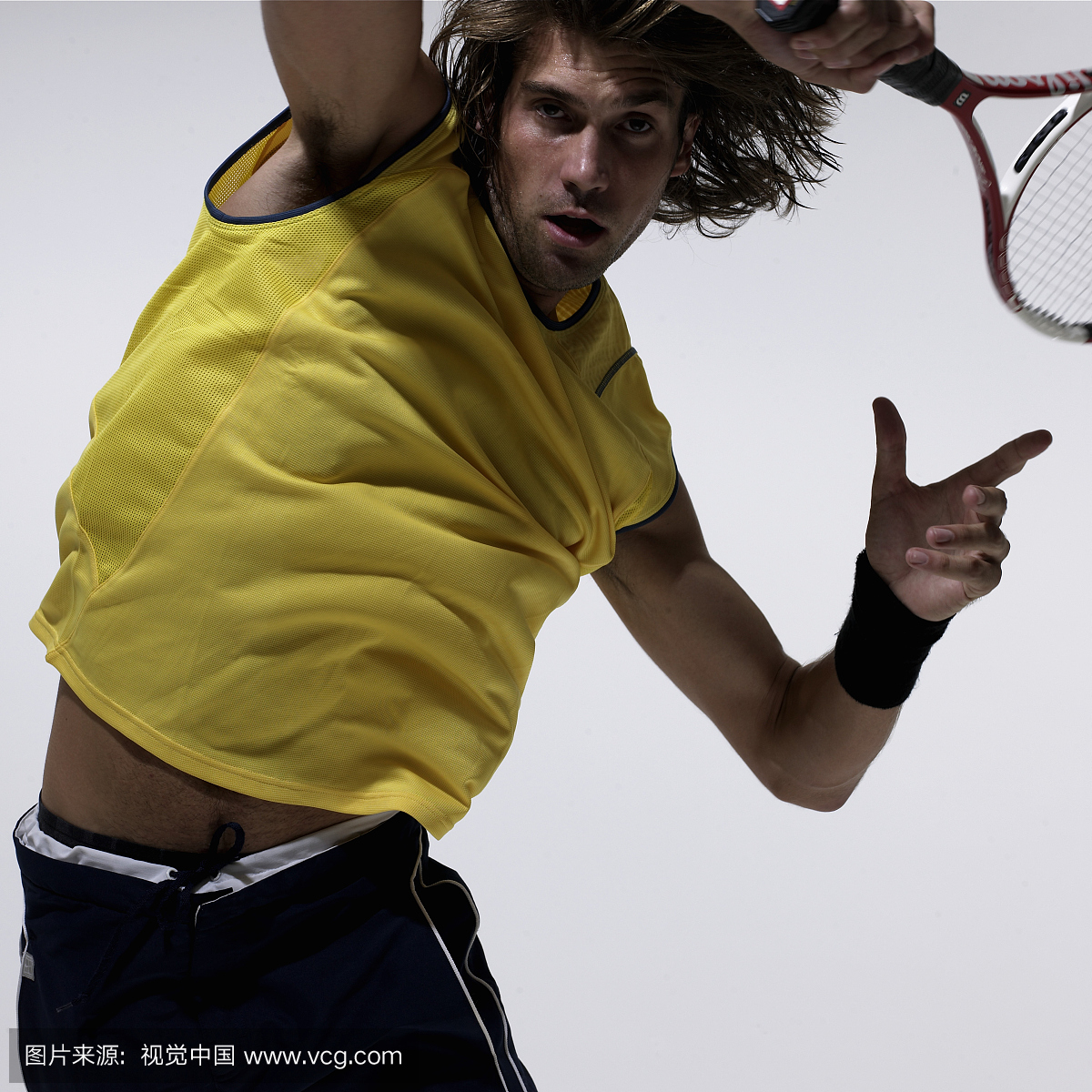 年轻的男性网球运动员摆动的球拍,肖像,特写镜