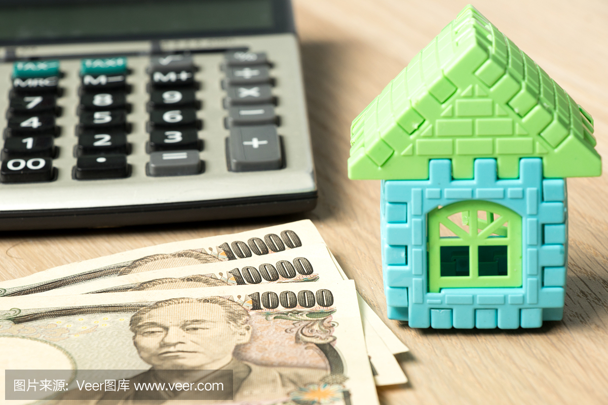日元,房子模型和木桌背景上的计算器(住房贷款