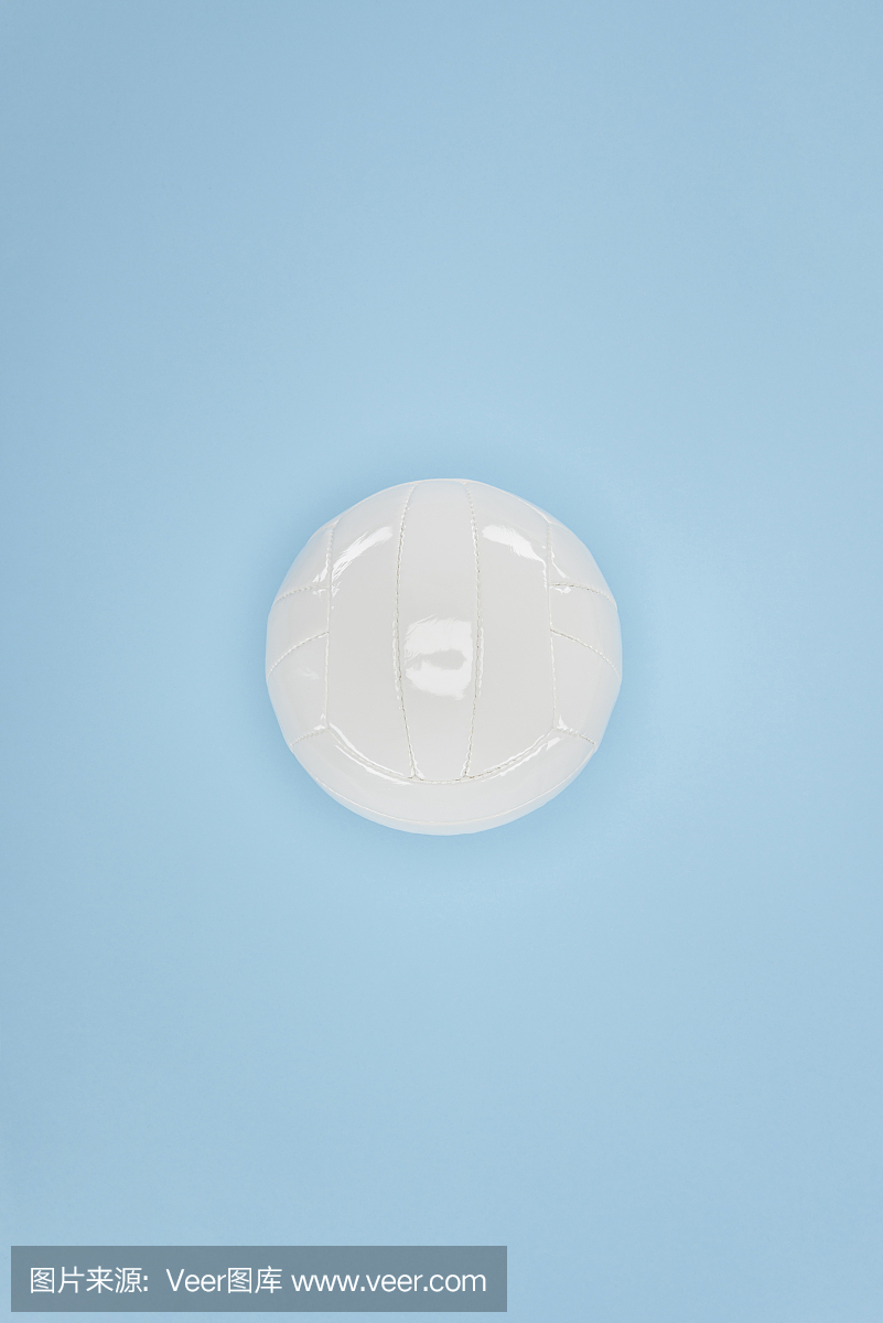 在蓝色孤立的排球比赛的白色球