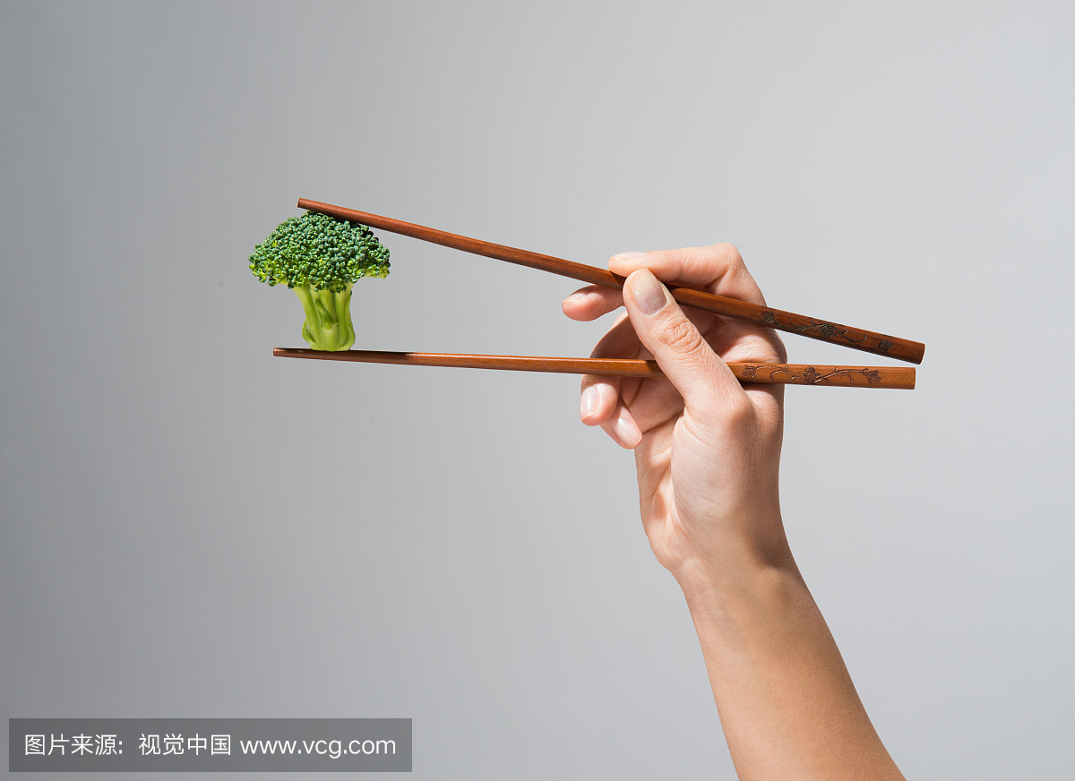 手拿青花菜在筷子