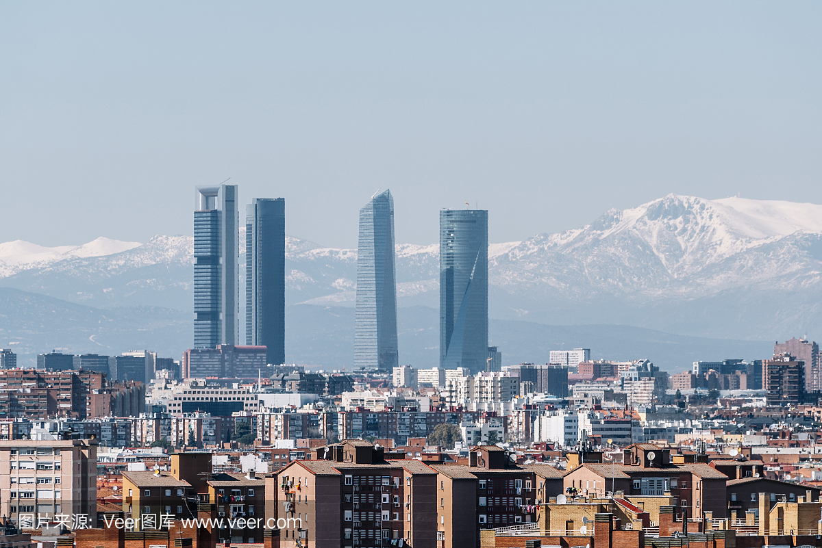 西班牙马德里市的全视图。四个塔