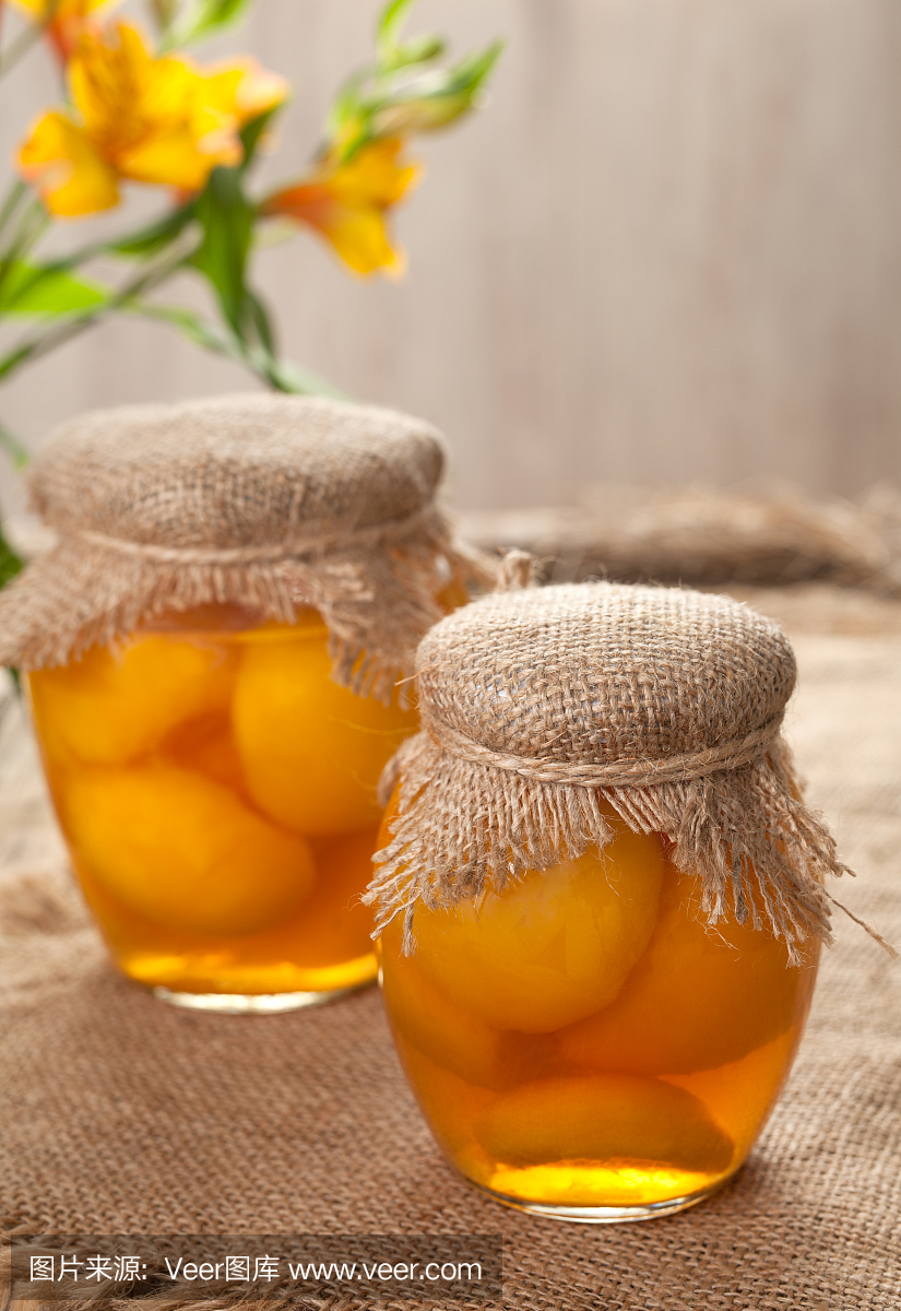 玻璃罐与健康的罐头桃子混合天然保存的水果