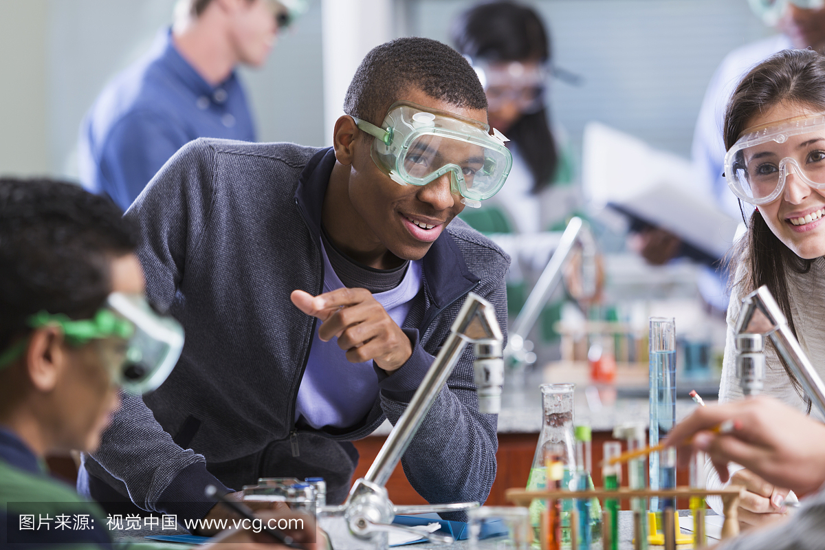化学班多种族学生戴安全眼镜