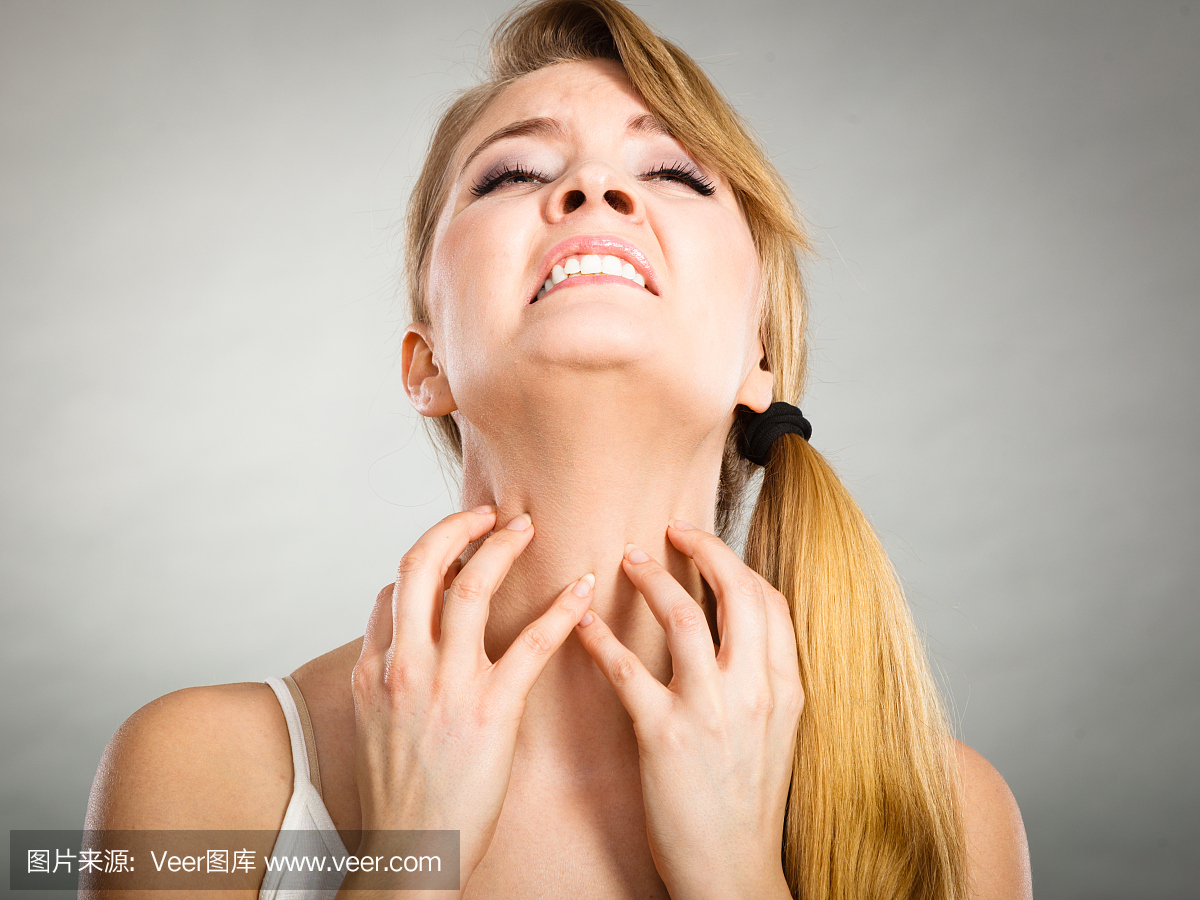 女人搔痒她的痒脖子与过敏皮疹