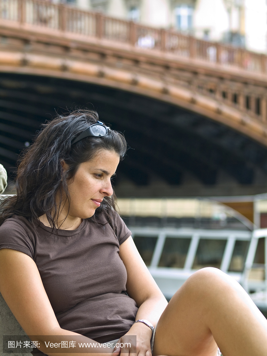 看着塞纳河的女孩