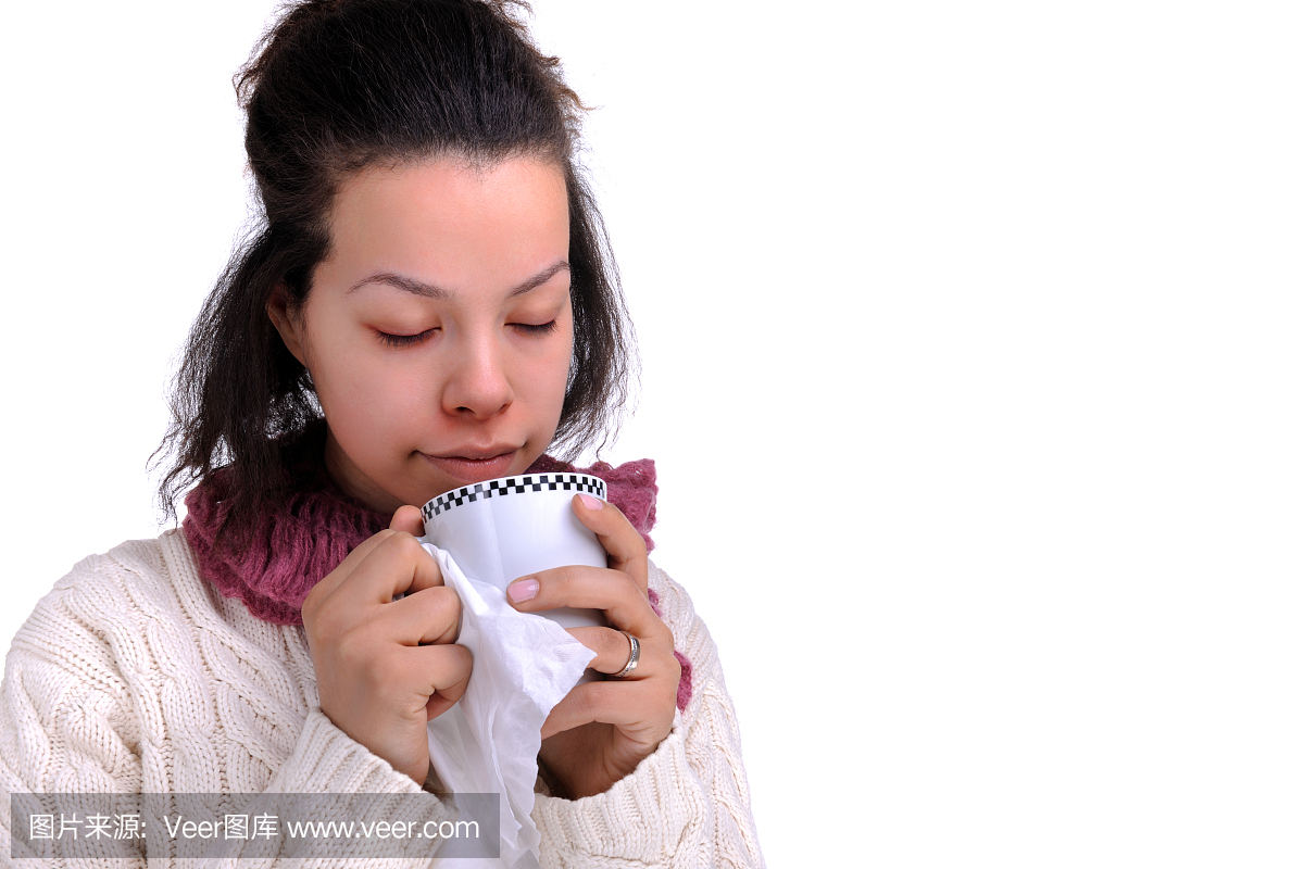 感冒和流感喝茶的年轻女子
