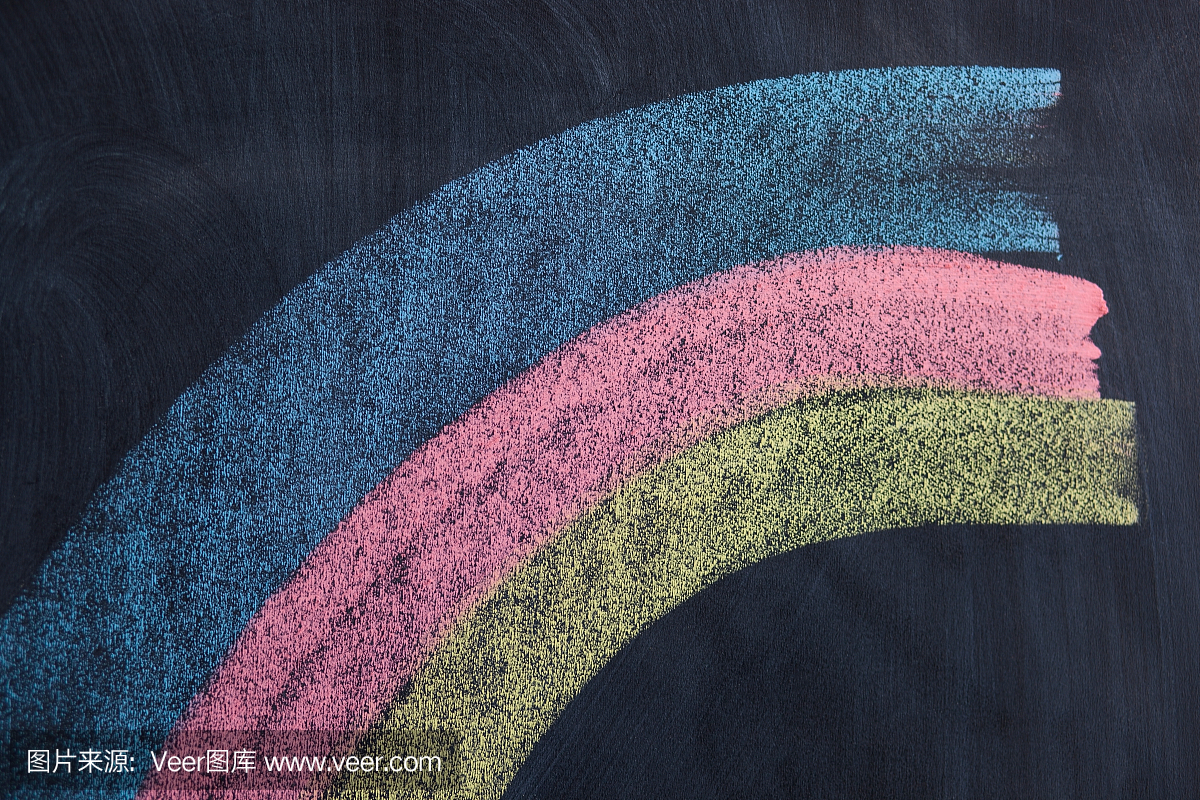 画彩虹与五颜六色的粉笔在黑板上