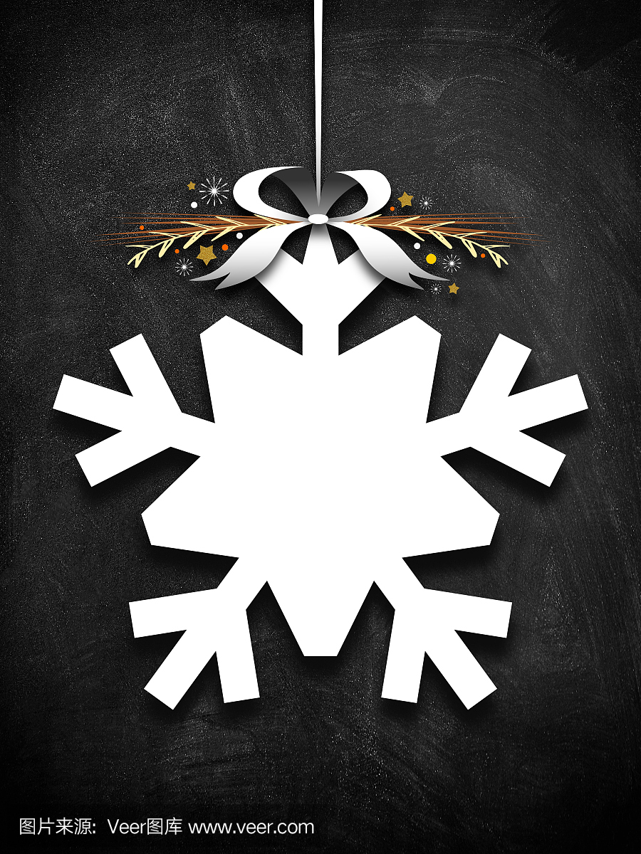 空白雪花形状的装饰框架在黑板背景上