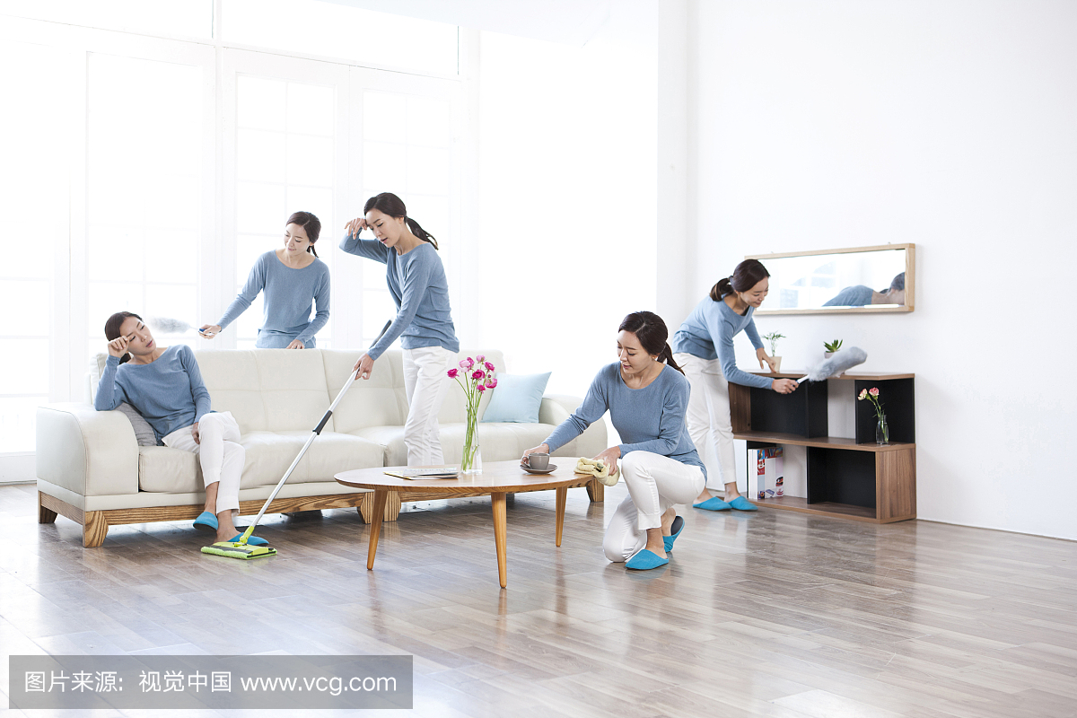 一个清洁整个房子的母亲