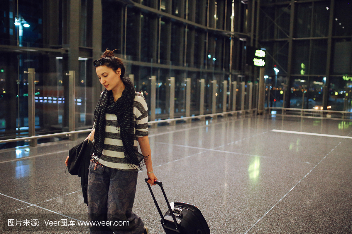 卡塔尔机场的独行旅客女人