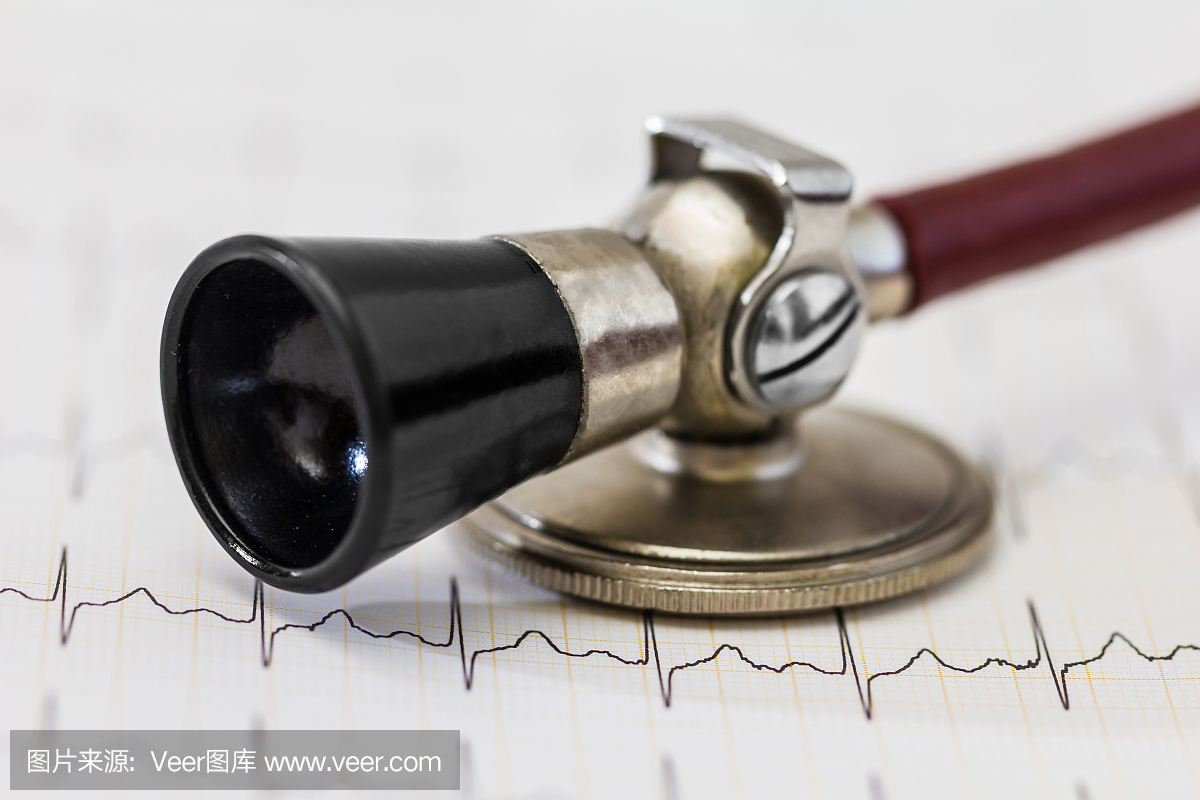 心电图脉搏跟踪和听诊器心血管医学考试概念