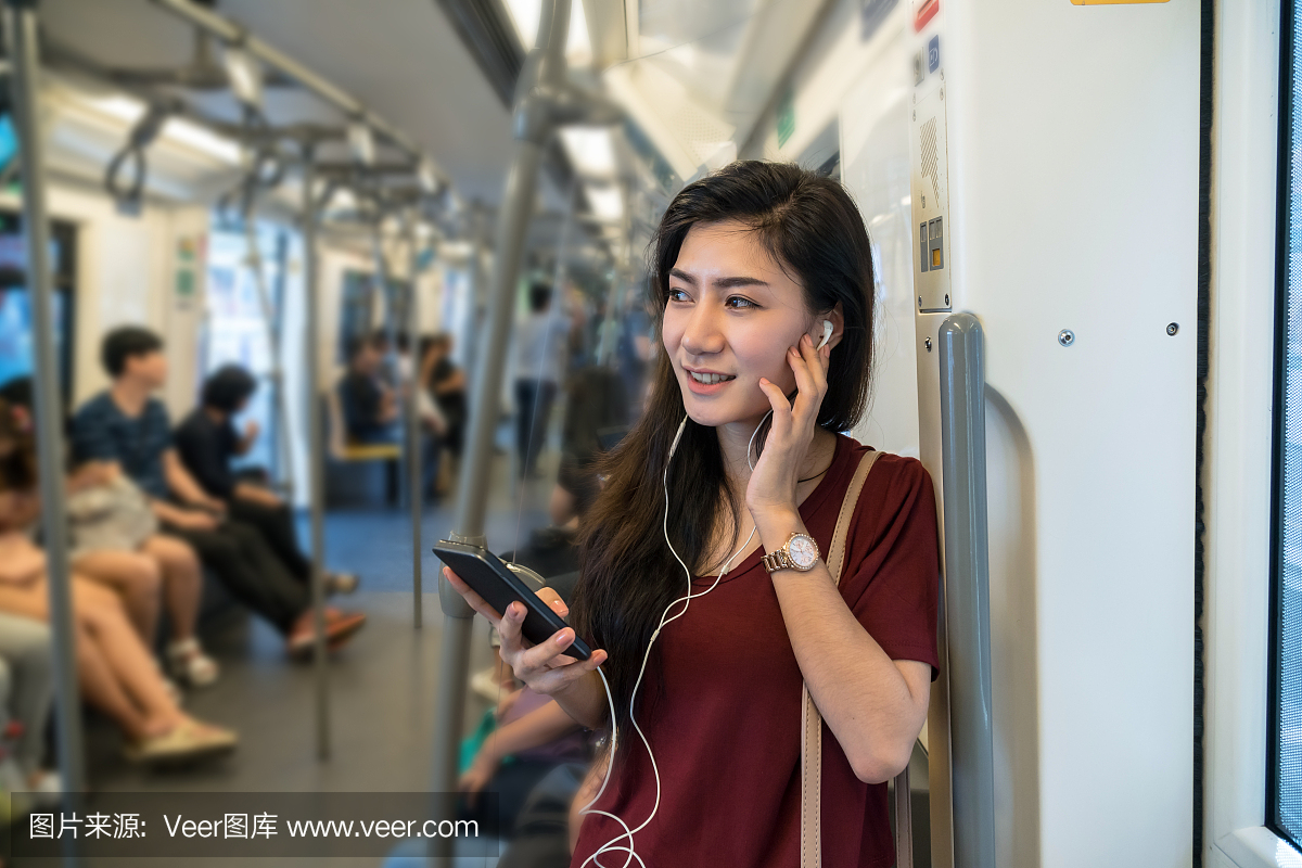 Asianwomanpassengerwithcasualsuitusing头像元二次好看女生图片
