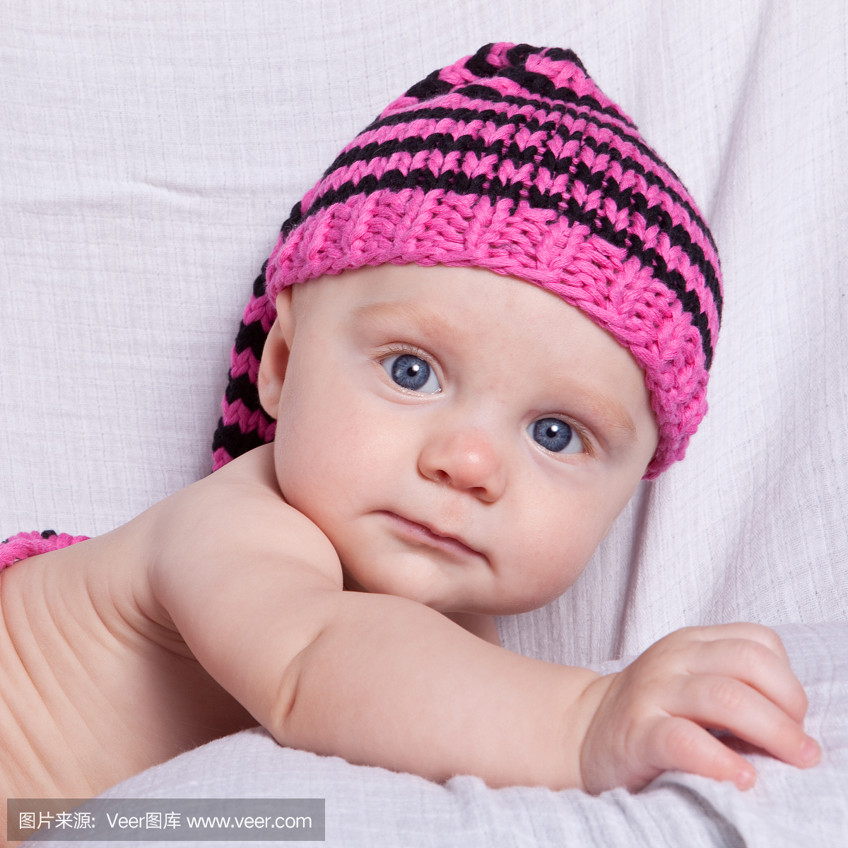 可爱的女婴穿着针织帽子