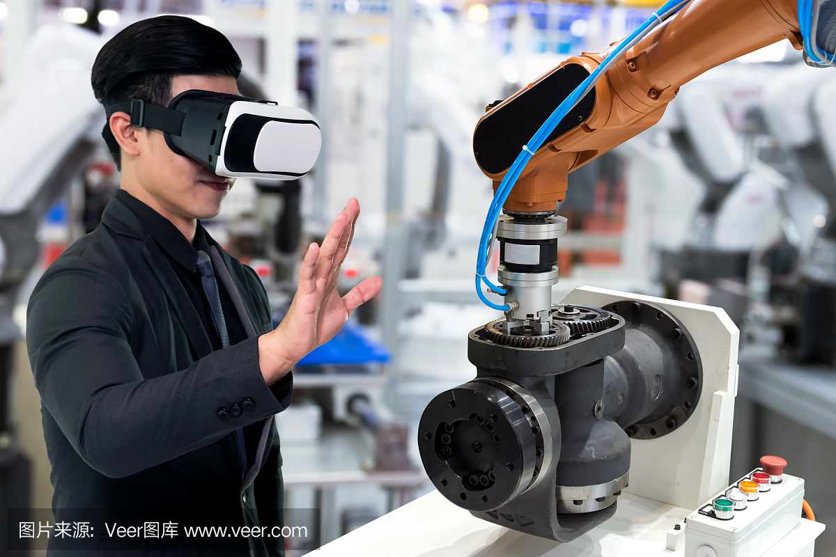 工业4.0中的虚拟现实技术。穿着VR眼镜的商务