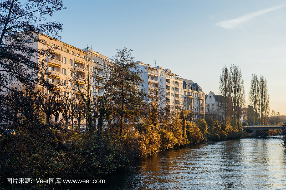 法国公寓大楼沿着河边的河边