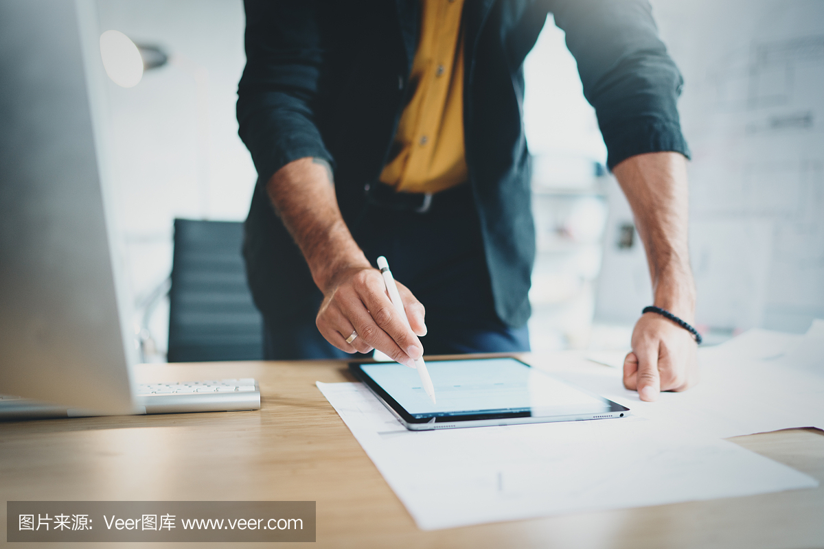 关闭正式监控与便携式平板电脑和图纸在现代轻安装磨损图纸图片