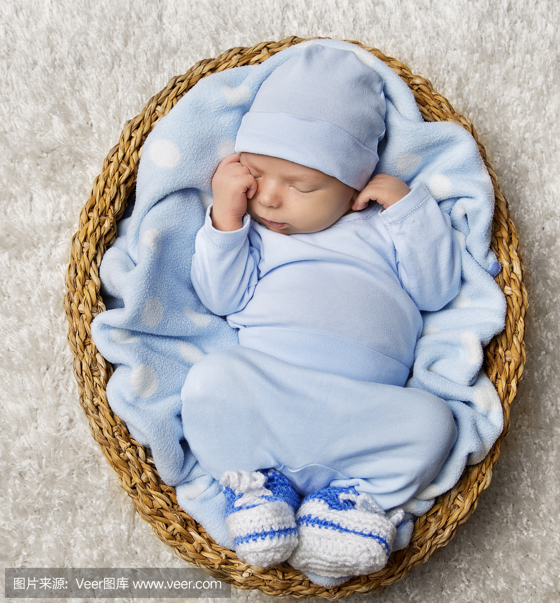 婴儿新生儿睡眠在篮子里,新出生的孩子睡在蓝