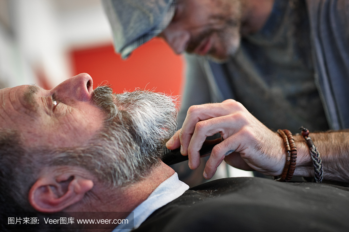 男人在理发店刮脸