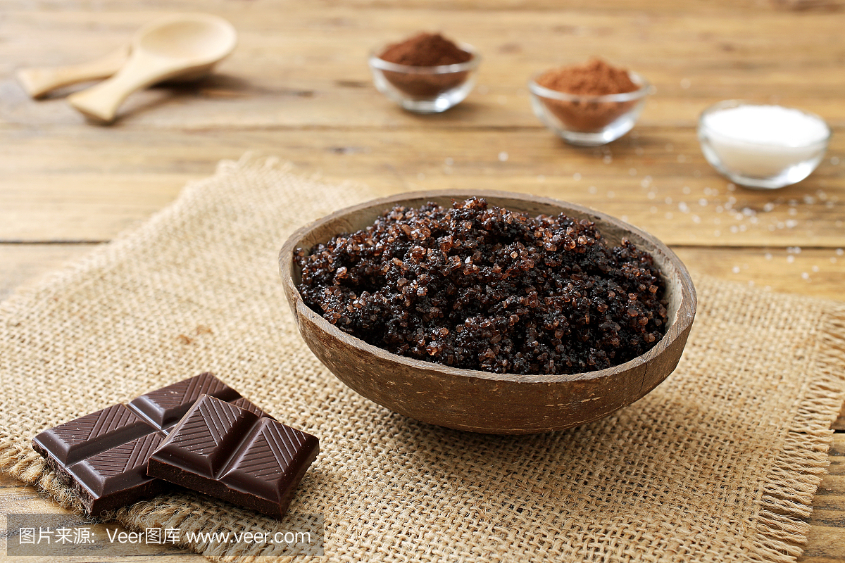 巧克力spaf自制脸和身体磨砂木背景