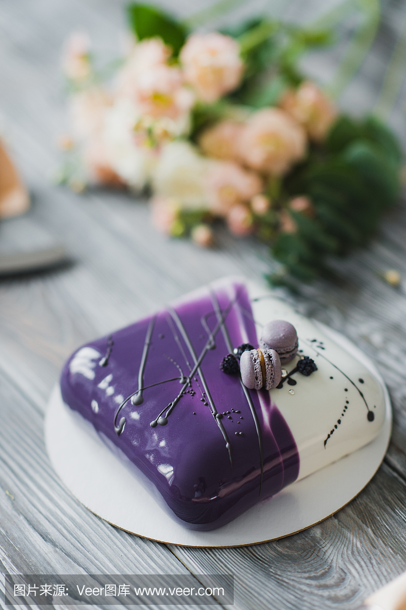 手去吃点心,黄色慕斯蛋糕与杏仁胭脂红色,覆盆