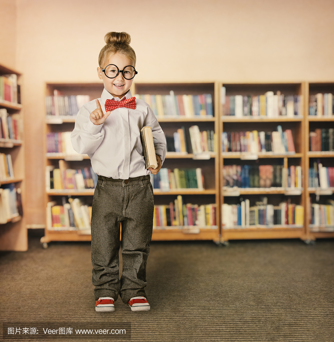 学校儿童图书馆,儿童眼镜与书,女学生