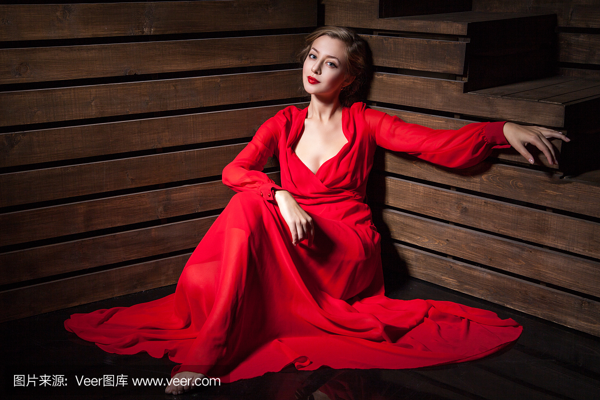 美丽的感性女人在长时尚红色连衣裙