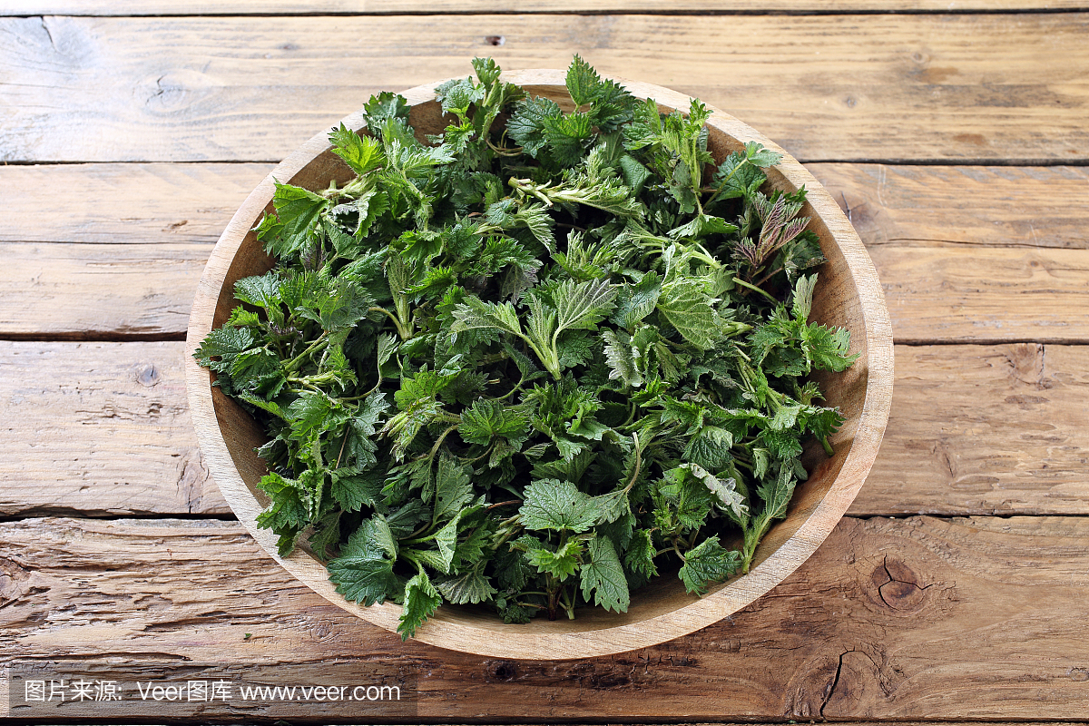 刺在荨麻叶在厨房乡村表背景